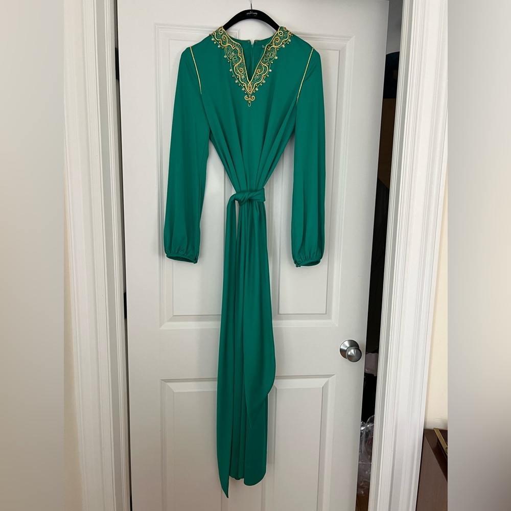 Green goddess 70s gold accented tie waist gown. Poly. True vintage. A+ shape